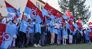 Ahmet Ağaoğlu 10 Bin Öğrenciye Trabzonspor Forması Hediye Etti.