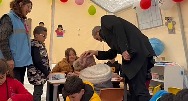 Bakan Özer Psikososyal Destek Çadırını Ziyaret Etti