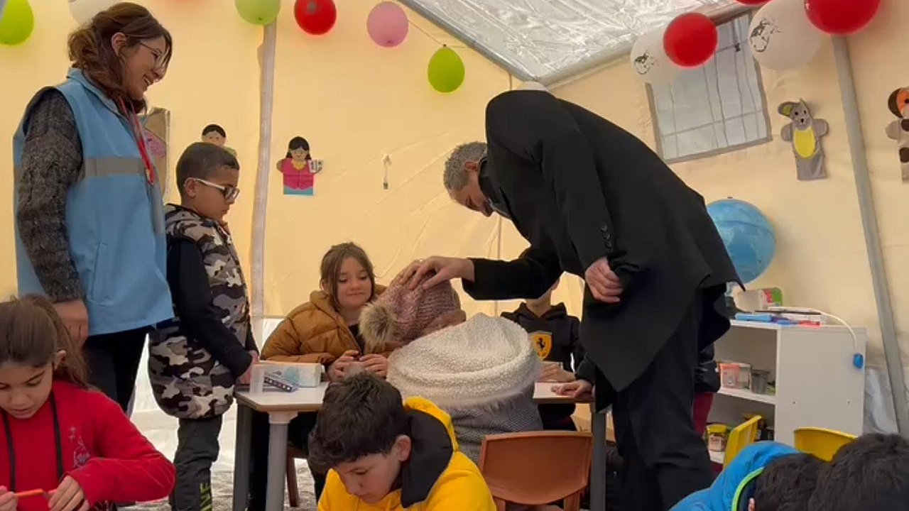 Bakan Özer Psikososyal Destek Çadırını Ziyaret Etti