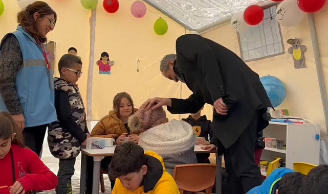 Bakan Özer Psikososyal Destek Çadırını Ziyaret Etti