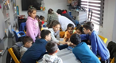 1678 Depremzede Çocuk Ailesine Teslim Edildi