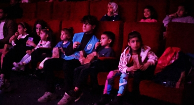 Rize Belediyesi'nden Afet Bölgesinden Gelen Misafirlere Sinema Etkinliği