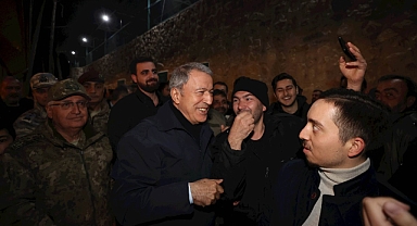 Bakan Hulusi Akar Yayladağı'nda Depremzedelerle İftarda Bir Araya Geldi