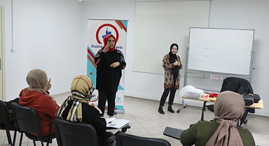 Düzce Belediyesi'nden İşitme Engelli Vatandaşlara Okuma Yazma Kursu