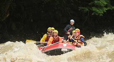 Adrenalin Tutkunları Melen Çayı'nda Rafting Yaptı