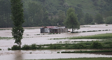 Bafra'da Sel Nedeniyle Grup Yoluna Ulaşım Sağlanamıyor