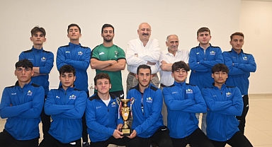 Başkan Çebi Türkiye 2.'si Olan Araklı Ragbi Takımı'nı Ödüllendirdi.