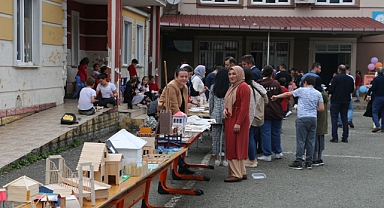 Cumapazarı'nda Depremzedeler Yararına Kermes Düzenlendi