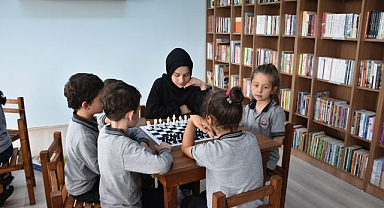 Depremde Ölen Başöğretmen Çiftin Adı Trabzon'da Okul Kütüphanesine Verildi