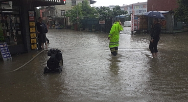 Düzce'de Sağanak Nedeniyle İş Yerlerini Su Bastı