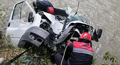 Maçka'da Kamyonet Dereye Uçtu