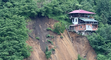 Trabzon'da Heyelan Nedeniyle 3 Ev Boşaltıldı
