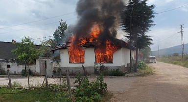 Yangın Çıkan Müstakil Ev Kullanılamaz Hale Geldi