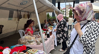Kadınların El Emeği Eserleri Mor Pazar'da Satışa Çıktı
