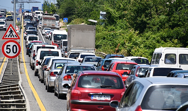 Tatilciler Dönüş Yolunda Uzun Araç Kuyrukları Oluşturdu