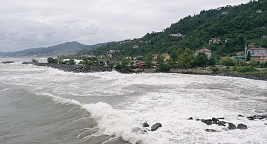 Trabzon'da Fırtına Nedeniyle Dalgaların Boyu 5 Metreyi Geçti
