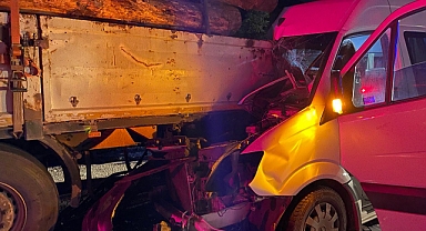 Anadolu Otoyolu'nda Feci Kaza, Minibüs Tıra Çarptı