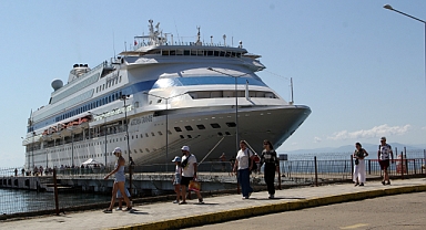 Astoria Grande Kruvaziyeri 899 Yolcuyla Sinop Limanı'na Demirledi