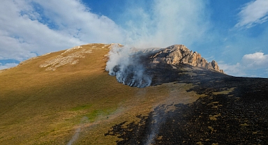 Bayburt'ta Çıkan Örtü Yangınına Müdahale Sürüyor