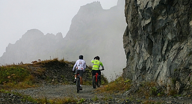 Bisiklet Tutkunları Derebaşı Virajlarında Pedal Çevirdi