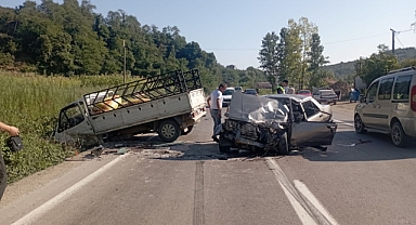 Bölgemizde Trafik Kazası Kamyonet ve Otomobil Çarpıştı 1 Kişi Öldü