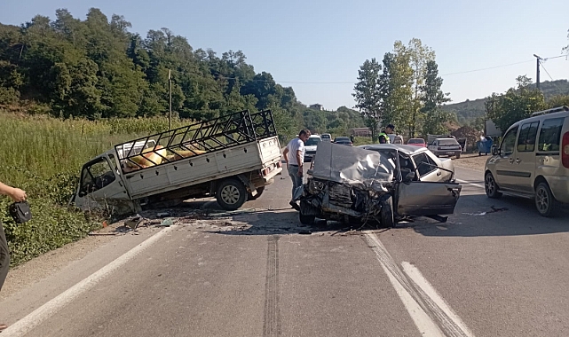 Bölgemizde Trafik Kazası Kamyonet ve Otomobil Çarpıştı 1 Kişi Öldü
