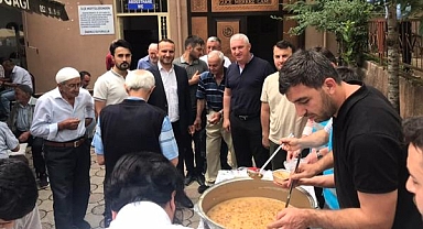 Güce'de Vatandaşlara Aşure İkram Edildi