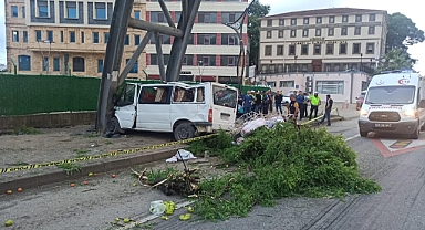 Mevsimlik İşçileri Taşıyan Minibüs Üst Geçide Çarptı: 1 Ölü, 13 Yaralı