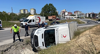 Samsun'da Kızılay'a Ait Araç Devrildi