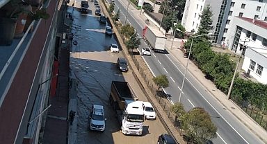 Trabzon'da Ana Su Hattı Patladı Karadeniz Sahil Yolu'nu Su Bastı