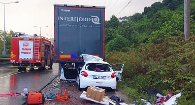 Trabzon'da Park Halindeki Tıra Çarpan Otomobildeki 2 Kişi Öldü