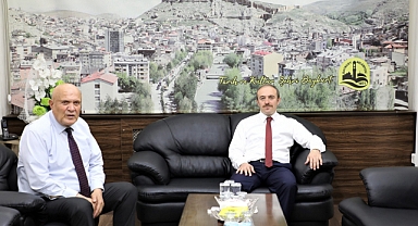 Vali Epcim'den Bayburt Belediye Başkanı Pekmezci'ye Veda Ziyareti