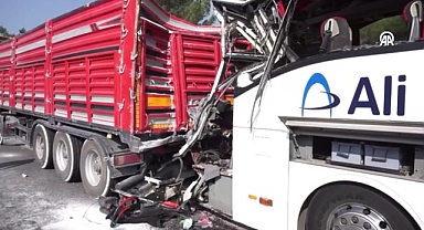 Yolcu Otobüsü Tıra Çarptı, Ölü ve Yaralılar Var