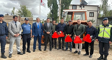 Bayburt'ta Kazaları Önlemek Amacıyla Traktör Sürücülerine Reflektör Dağıtıldı