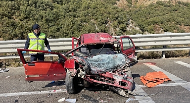 Sinop'ta Feci Kaza, Otomobil Kamyona Çarptı