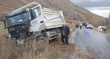 Bayburt'ta Hafif Ticari Araçla kamyon Çarpıştı
