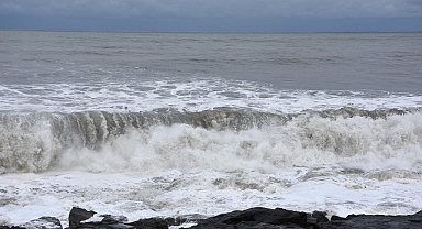 Fırtına Nedeniyle Yükselen Dalgalara Kapılan 2 Genç Kayboldu