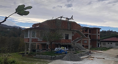 Trabzon'da Faciadan Dönüldü: Fırtına Çatıları Uçurdu