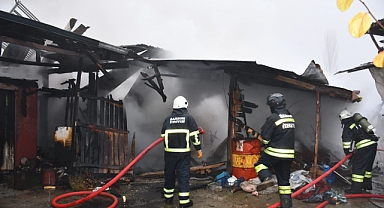 Ahırda Çıkan Yangında 7 Büyükbaş Hayvan Telef Oldu