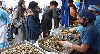 Giresun Üniversitesi'nin Hamsi Şenliği'nde 1 Ton Hamsi Tüketildi 
