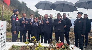 İçişleri Bakan Yardımcısı Bülent Turan Eren Bülbül'ün Kabrini Ziyaret Etti