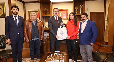 Milli Güreşçi Nesrin Baş, Başkan Eroğlu'nu Makamında Ziyaret Etti