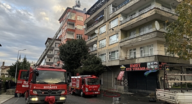 Rize'de Binanın Çatısında Çıkan Yangın Maddi Hasara Neden Oldu