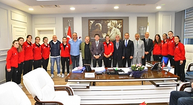 Başkan Kaya Ortahisar Bayan Hentbol Takımı'nı Makamında Kabul Etti