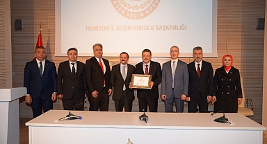 Trabzon Büyükşehir Belediye Başkanı Ahmet Metin Genç Mazbatasını Aldı