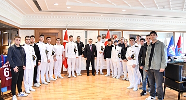 Başkan Genç, Darp Edilen Öğrencileri Makamında Ağırladı