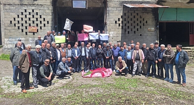 Çay Üreticileri Cumapazarı'nda Çay Fiyatlarını Protesto Etti