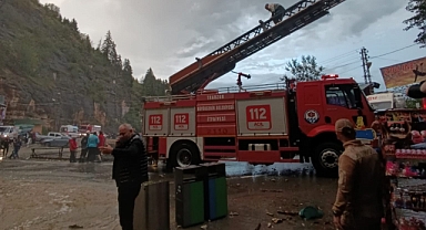 Çal Mağarası'nda Mahsur Kalan Turistleri Trabzon Büyükşehir Belediyesi Ekipleri Kurtardı