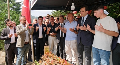 İBB Başkanı Ekrem İmamoğlu Şehit Üsteğmen Ömer Fatih Ayar'ın Mezarını Ziyaret Etti