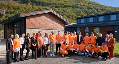 En Mutlu Köy Turuncuya Boyandı